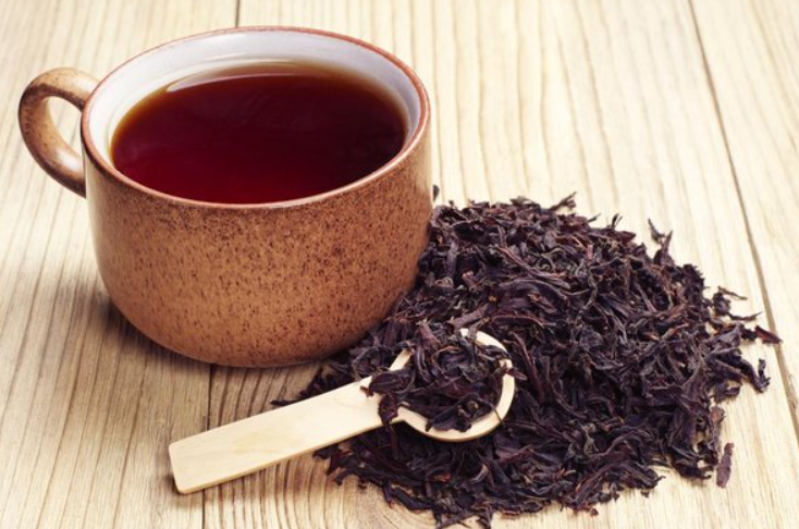 Image contrasting dark-colored black teas with lighter-colored ones to challenge the misconception about bitterness.